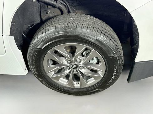 Used 2023 Toyota Sienna XLE w/ XLE Plus Package FWD image 33