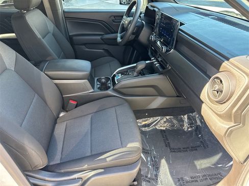 Used 2025 Chevrolet Colorado W/T image 15