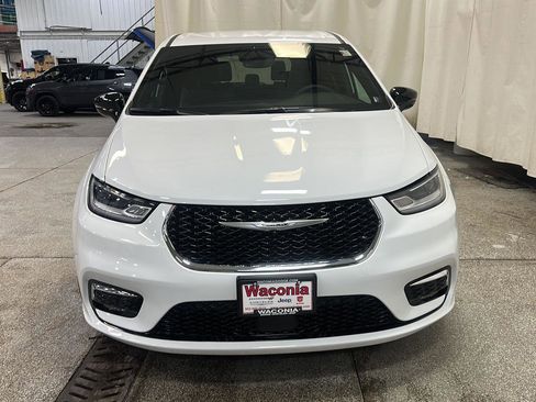 Used 2025 Chrysler Pacifica Select AWD/4WD image 8