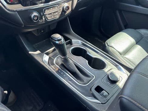 Used 2019 Chevrolet Traverse LT FWD image 16