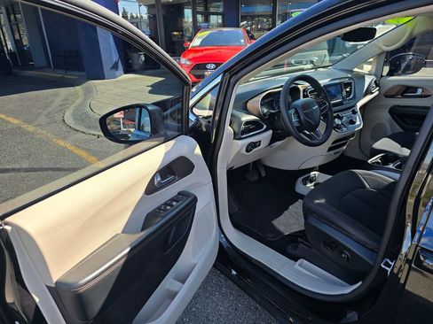Used 2019 Chrysler Pacifica Touring Plus FWD image 19