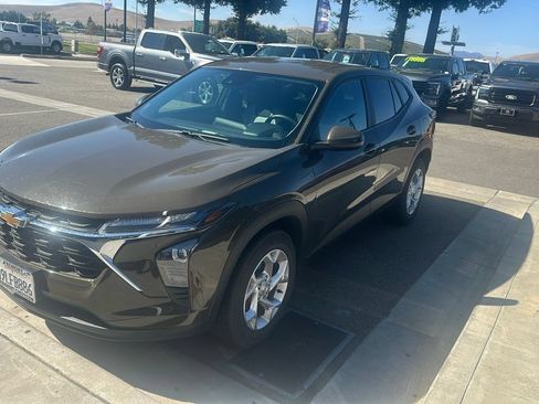 Used 2024 Chevrolet Trax LS w/ LS Convenience Package FWD image 1