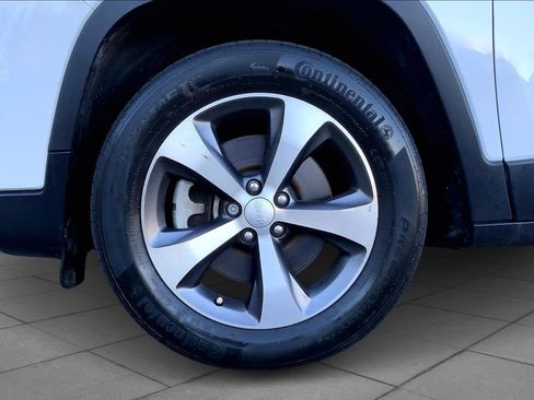 Used 2022 Jeep Cherokee Limited w/ Mopar Interior Package image 11