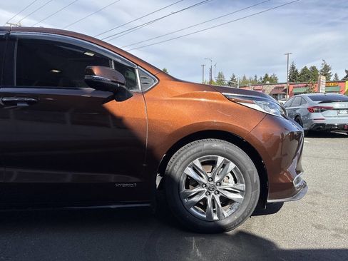 Used 2021 Toyota Sienna Limited image 11