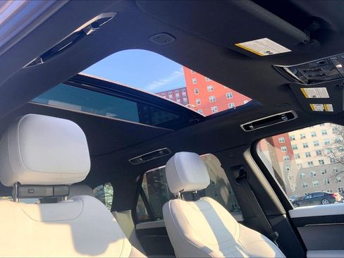 Used 2025 Land Rover Range Rover Sport image 14