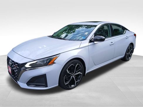Used 2023 Nissan Altima 2.5 SR w/ SR Premium Package FWD image 3