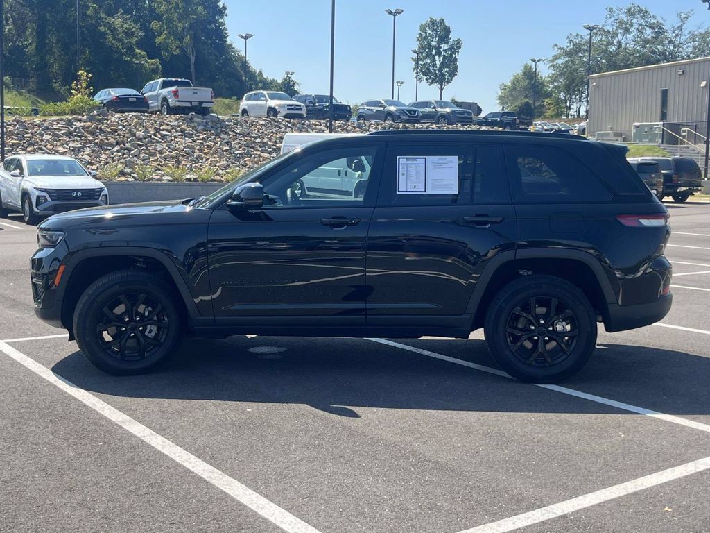 Used 2025 Jeep Grand Cherokee Altitude AWD/4WD image 6