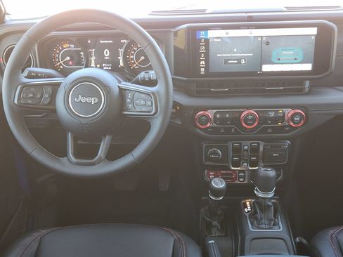 Used 2025 Jeep Wrangler Unlimited Rubicon w/ Convenience Group AWD/4WD image 30
