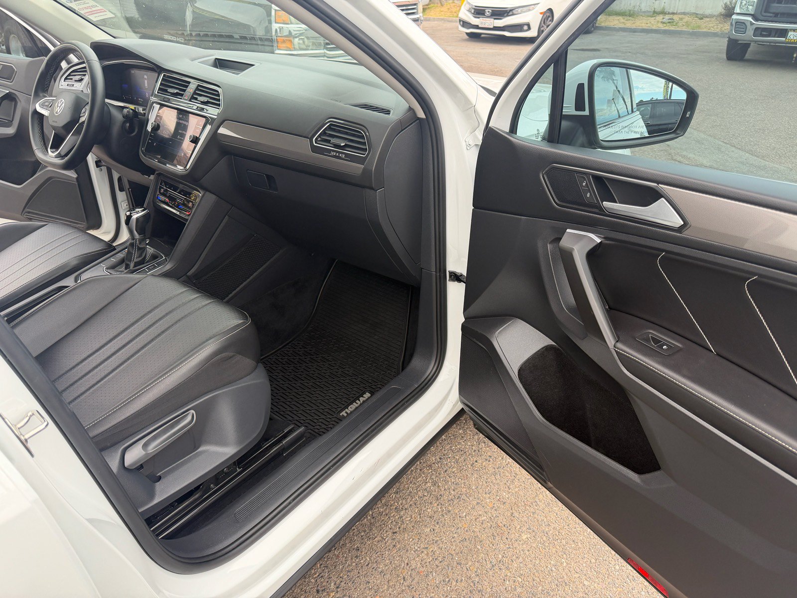 Used 2022 Volkswagen Tiguan SE FWD image 18