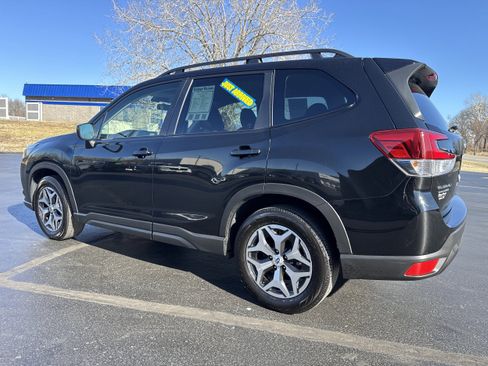 Used 2022 Subaru Forester Premium image 3
