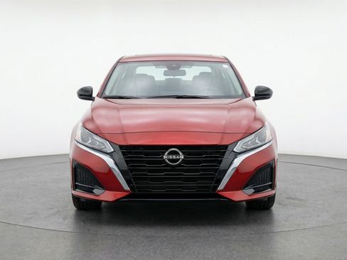 Used 2025 Nissan Altima 2.5 SV FWD image 2