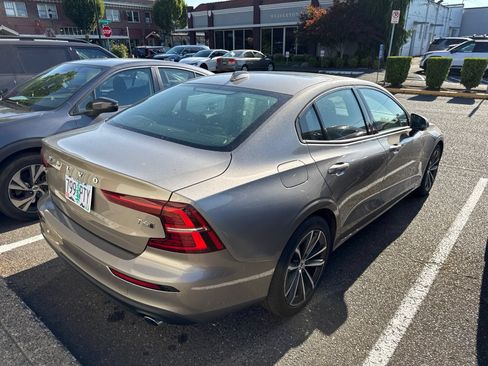 Used 2021 Volvo S60 T6 Momentum w/ Premium Package AWD/4WD image 3