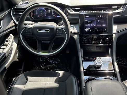 Used 2023 Jeep Grand Cherokee Altitude RWD image 12