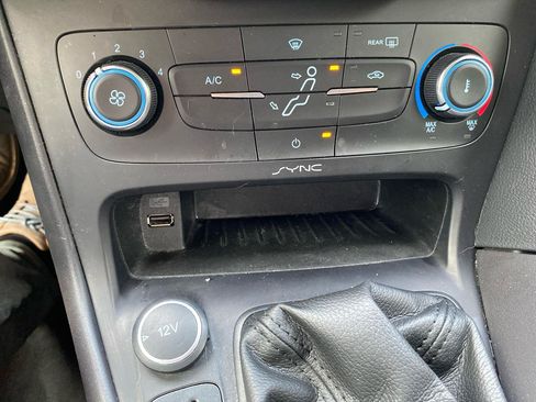 Used 2016 Ford Focus SE w/ SE Sport Package FWD image 14