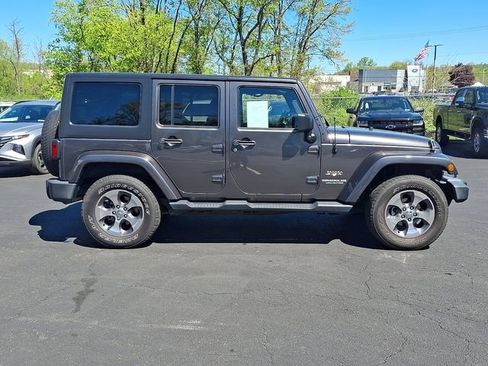 Used 2017 Jeep Wrangler Unlimited Sahara w/ Connectivity Group AWD/4WD image 15