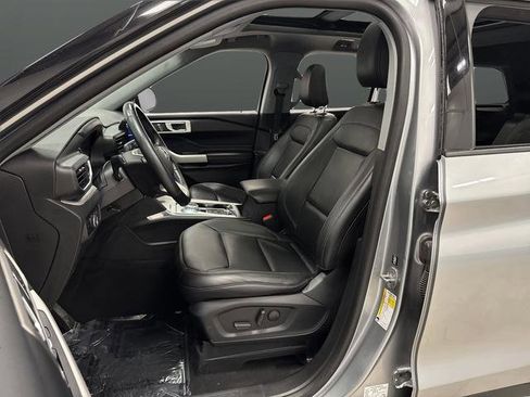 Used 2023 Ford Explorer XLT AWD/4WD image 4
