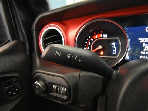 Used 2021 Jeep Gladiator Rubicon AWD/4WD image 12