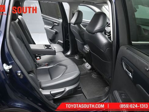 Used 2024 Toyota Highlander XLE AWD/4WD image 35