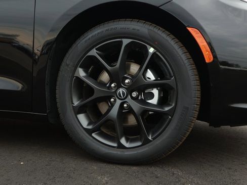 New 2026 Chrysler Pacifica Limited w/ S Appearance Package image 5