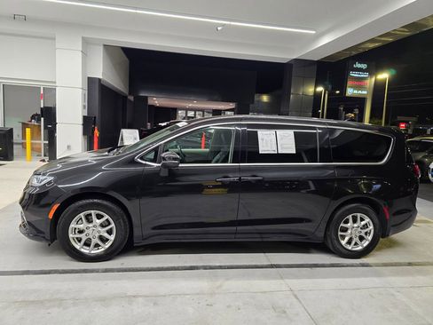Used 2023 Chrysler Pacifica Touring-L image 3