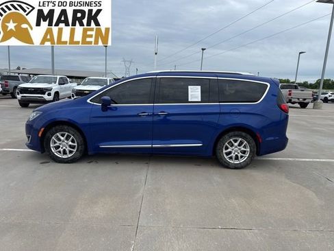 Used 2020 Chrysler Pacifica Touring-L FWD image 3