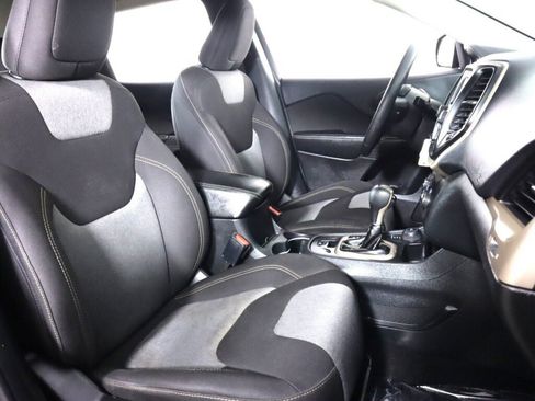 Used 2016 Jeep Cherokee Sport AWD/4WD image 38