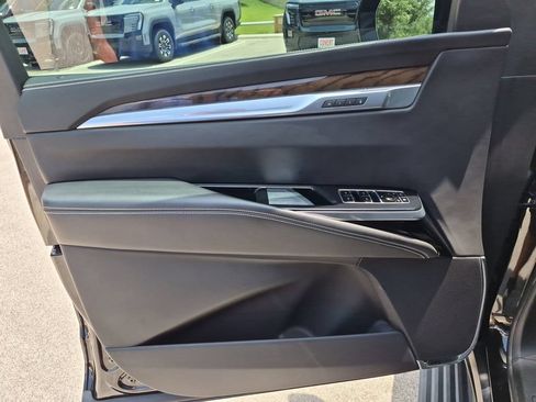 Used 2025 Cadillac Escalade ESV Sport Platinum w/ LPO, ONYX Package AWD/4WD image 17