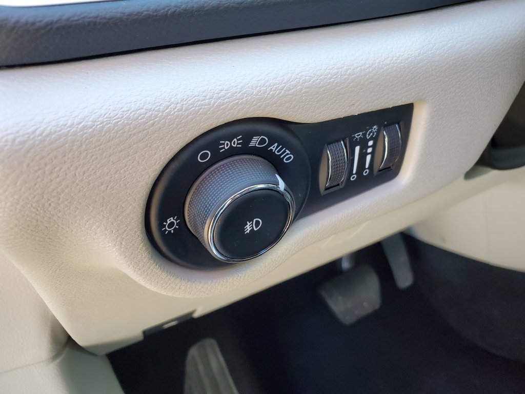 Used 2023 Chrysler Pacifica Touring-L FWD image 24