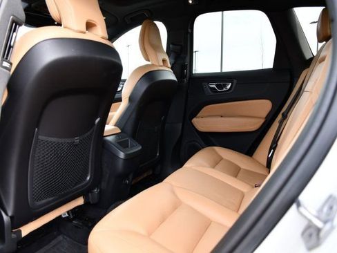 Used 2019 Volvo XC60 T6 Momentum w/ Multimedia Package image 16