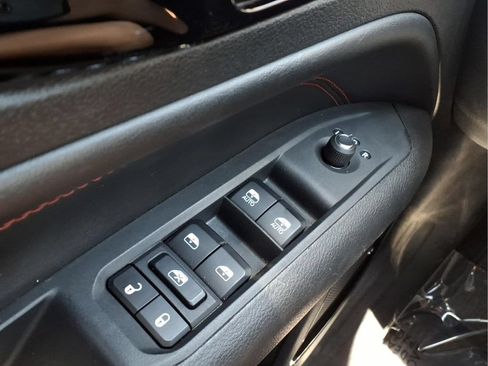 Used 2025 Jeep Compass Trailhawk AWD/4WD image 18