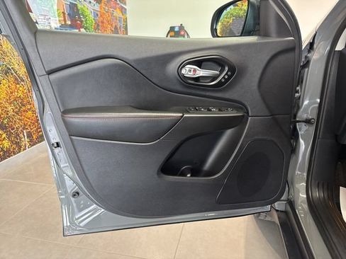 Used 2022 Jeep Cherokee Trailhawk w/ Premium Leather Package AWD/4WD image 27