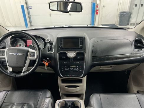 Used 2016 Chrysler Town & Country Touring FWD image 10