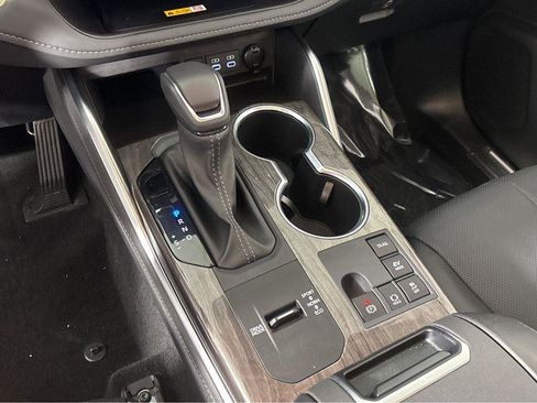 Used 2025 Toyota Highlander Platinum image 29