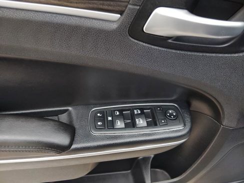Used 2018 Chrysler 300 Touring w/ Driver Convenience Group image 13