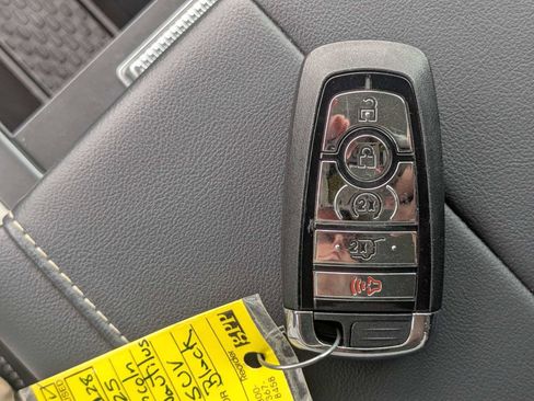 Used 2025 Lincoln Nautilus Premier AWD/4WD image 33