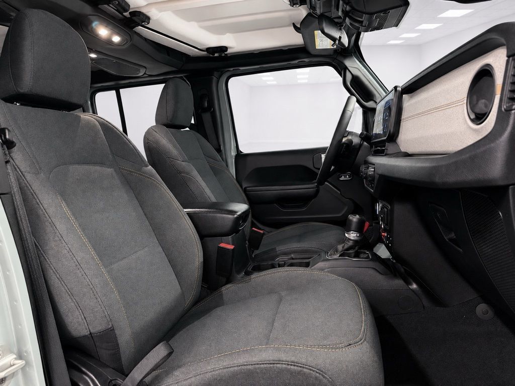 Used 2024 Jeep Wrangler Unlimited AWD/4WD image 18