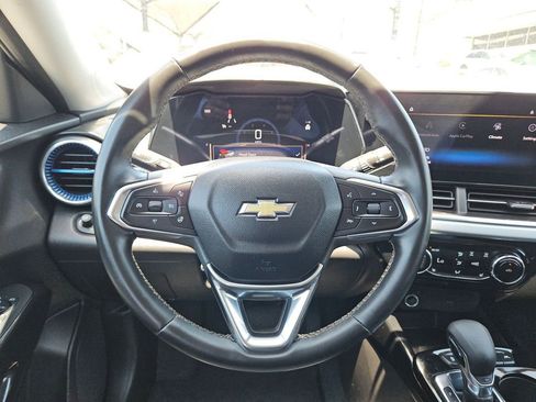 Used 2025 Chevrolet Trax LT w/ LT Convenience Package FWD image 23