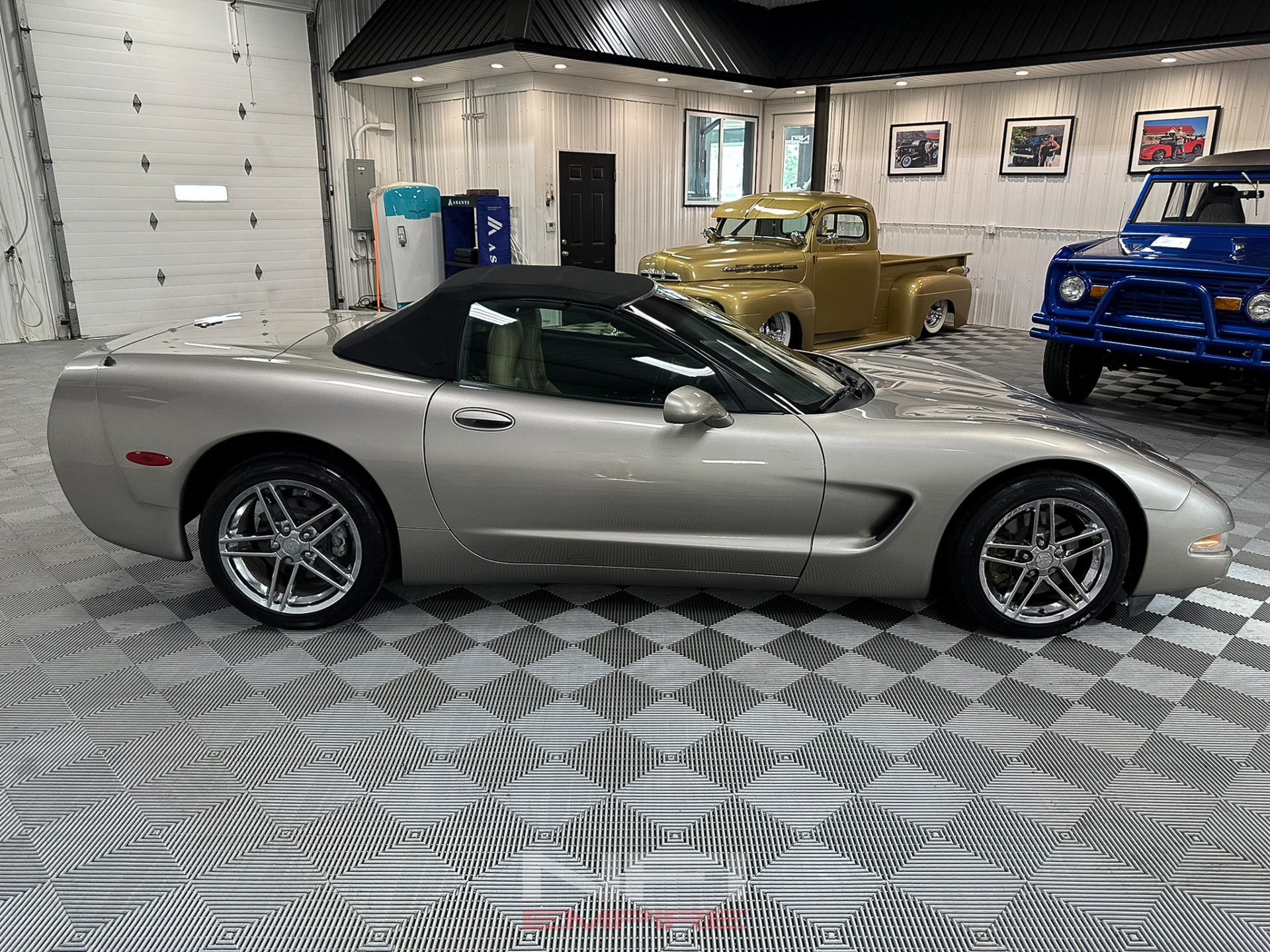 Used 2000 Chevrolet Corvette Coupe w/ Memory Pkg RWD image 13