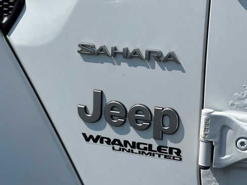 Used 2018 Jeep Wrangler Unlimited Sahara AWD/4WD image 5