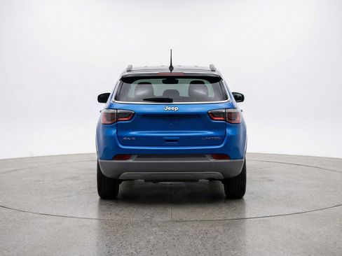 Used 2025 Jeep Compass Trailhawk image 7