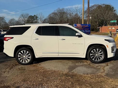 Used 2023 Chevrolet Traverse Premier image 2