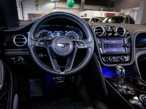 Used 2018 Bentley Bentayga image 34