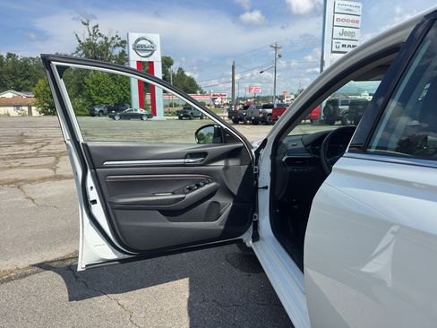 Used 2023 Nissan Altima 2.5 SR w/ SR Premium Package FWD image 17