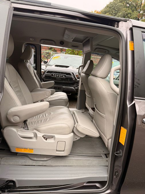 Used 2013 Toyota Sienna XLE w/ Premium Pkg AWD/4WD image 11