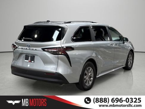Used 2025 Toyota Sienna XLE FWD image 4