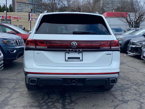 Certified 2025 Volkswagen Atlas Peak Edition SE image 4