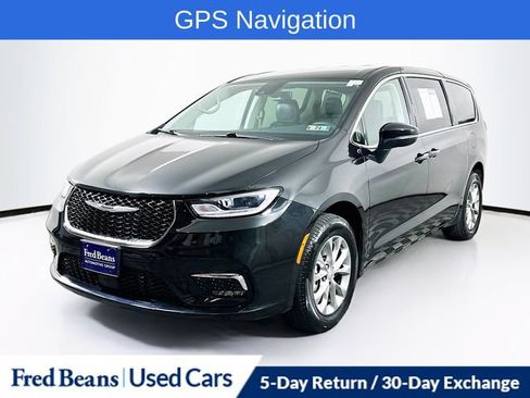 Used 2023 Chrysler Pacifica Touring-L w/ Uconnect Theater Family Group AWD/4WD image 3
