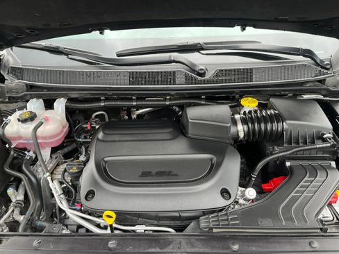 Used 2025 Chrysler Pacifica Select image 20