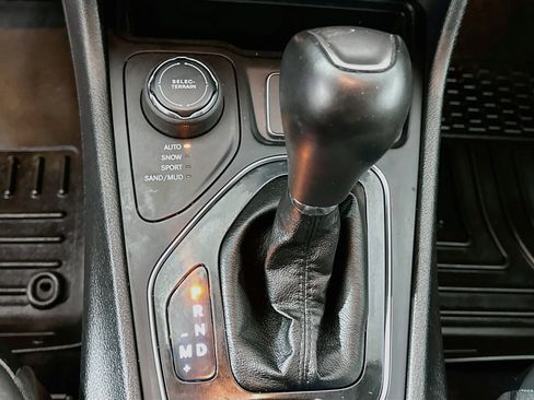 Used 2019 Jeep Cherokee Limited AWD/4WD image 24