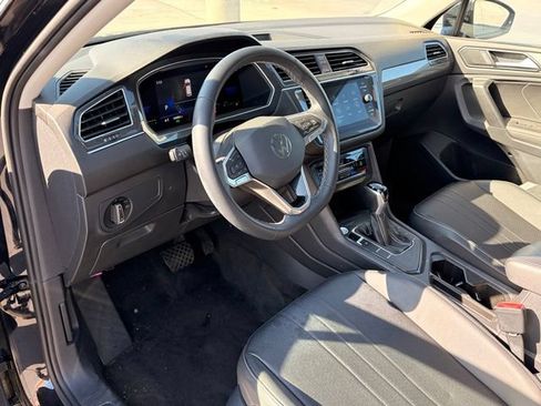 Used 2023 Volkswagen Tiguan SE w/ Panoramic Sunroof Package FWD image 12